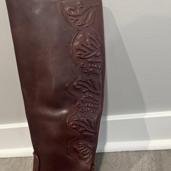 Gianni Bini Rich Brown knee high boot with back detail! - Picture 2 of 7